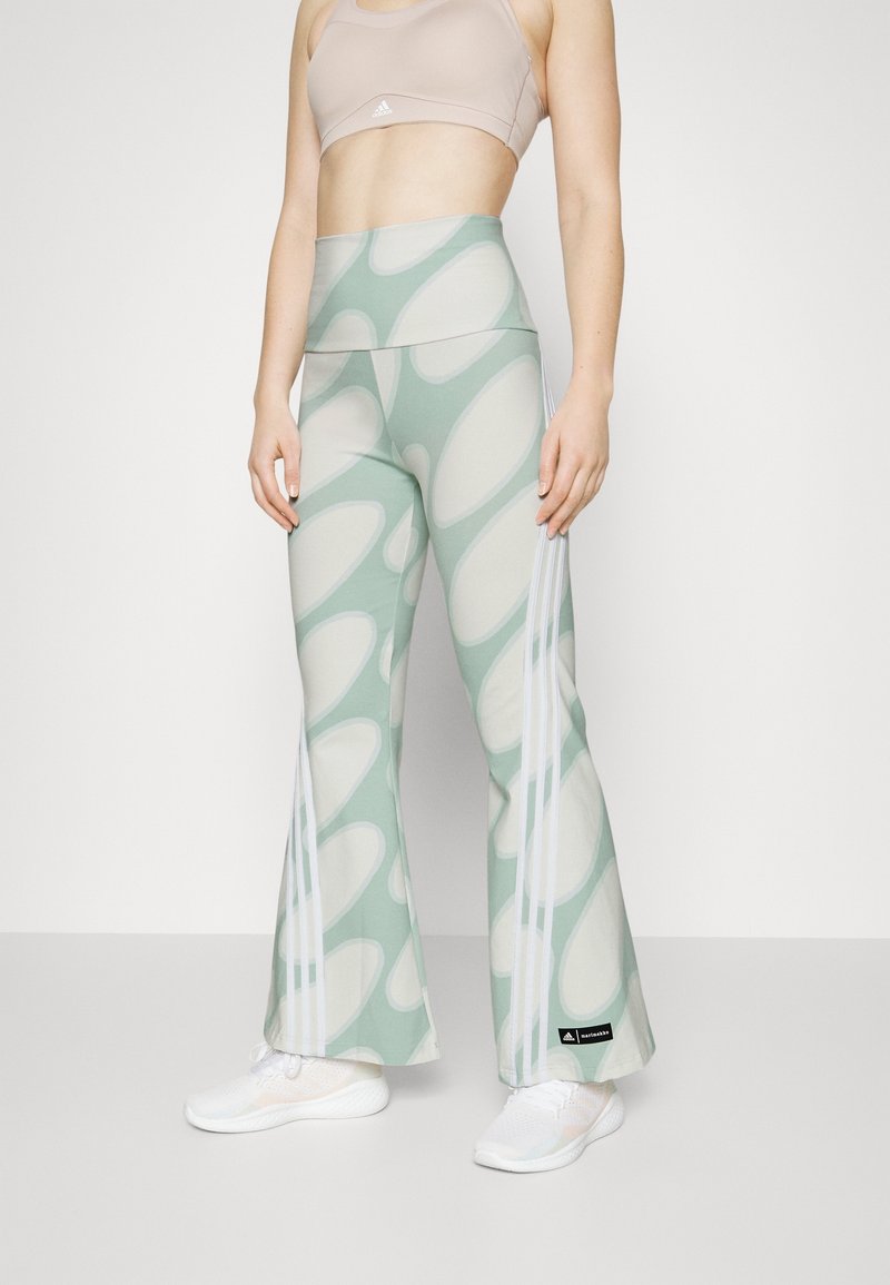 Gröna utsvängda byxor med ett lätt abstrakt mönster, hög midja och vita ränder på sidorna. Designade för träningskläder.