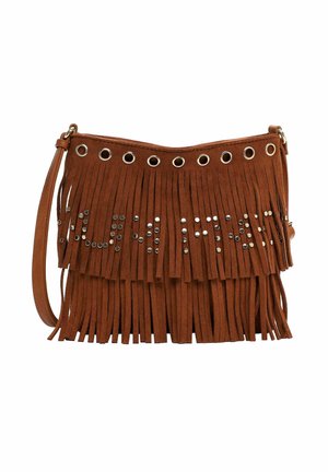 Bolso cruzado de ante marrón con diseño de flecos, arandelas metálicas en la parte superior y embellishments con tachuelas formando un nombre en la parte delantera.