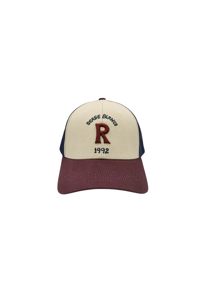 Casquette de baseball beige avec une visière bordeaux. Présente un texte brodé "SERGE BLANCO", un "R" rouge, et "1992". Côtés en maille bleu foncé.