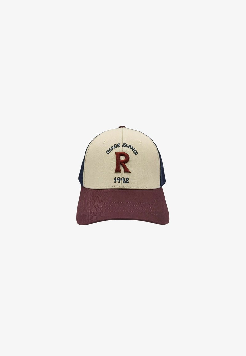 Casquette de baseball beige avec une visière bordeaux. Présente un texte brodé "SERGE BLANCO", un "R" rouge, et "1992". Côtés en maille bleu foncé.