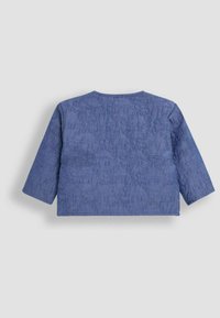 Blauwe gewatteerde jas met driekwart mouwen, ronde halslijn en een textiel met een subtiel patroon.