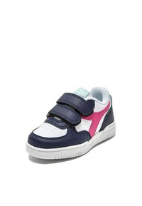 Sneaker in pelle blu e bianca con dettagli rosa, presenta due cinturini in velcro, punta arrotondata e suola testurizzata.