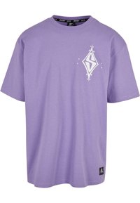 Purple cotton t-shirt with short sleeves, featuring a white diamond logo graphic on the chest and a black label at the hem.