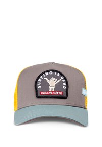 Cappello grigio con lati in rete gialla, dotato di una patch frontale con la scritta "Il surf è morto" e un design di una mano di scheletro. Visiera morbida e curva con un accento azzurro chiaro.