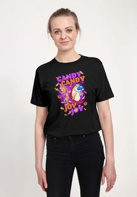 Černé bavlněné tričko s barevným grafickým potiskem obsahujícím texty "CANDY" a "JOY" vedle karikatur a ilustrací cukrovinek.