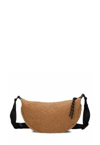 Bolso marrón de textura suave con forma de media luna. Presenta una correa negra y detalles de acento, mostrando un exterior esponjoso.