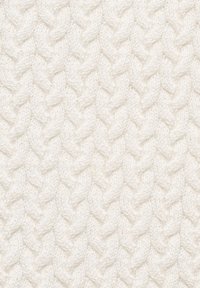 Strickstoff in Off-White mit einem strukturierten Fischgrätmuster. Das Material wirkt weich und dick, mit erhöhten, verflochtenen Stichen.