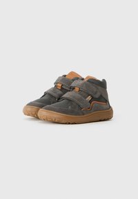 Scarpe per bambini grigie con tomaia in mesh e suede, dotate di fasce in velcro, suola in gomma e dettagli arancioni sui lati.