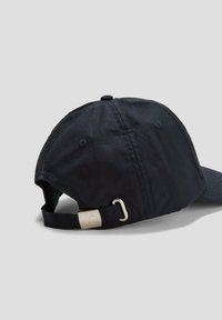 Dunkelblaue Baseballkappe aus strukturiertem Stoff mit gebogenem Schild und verstellbarem Riemen, der hinten mit metallischen Beschlägen versehen ist.