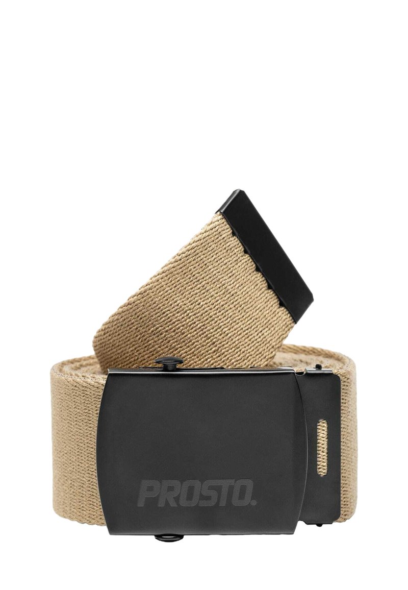 Pasek materiałowy w kolorze beżowym o teksturowanym splocie z czarną metalową klamrą z napisem "PROSTO." Regulowany za pomocą mechanizmu przesuwnego.