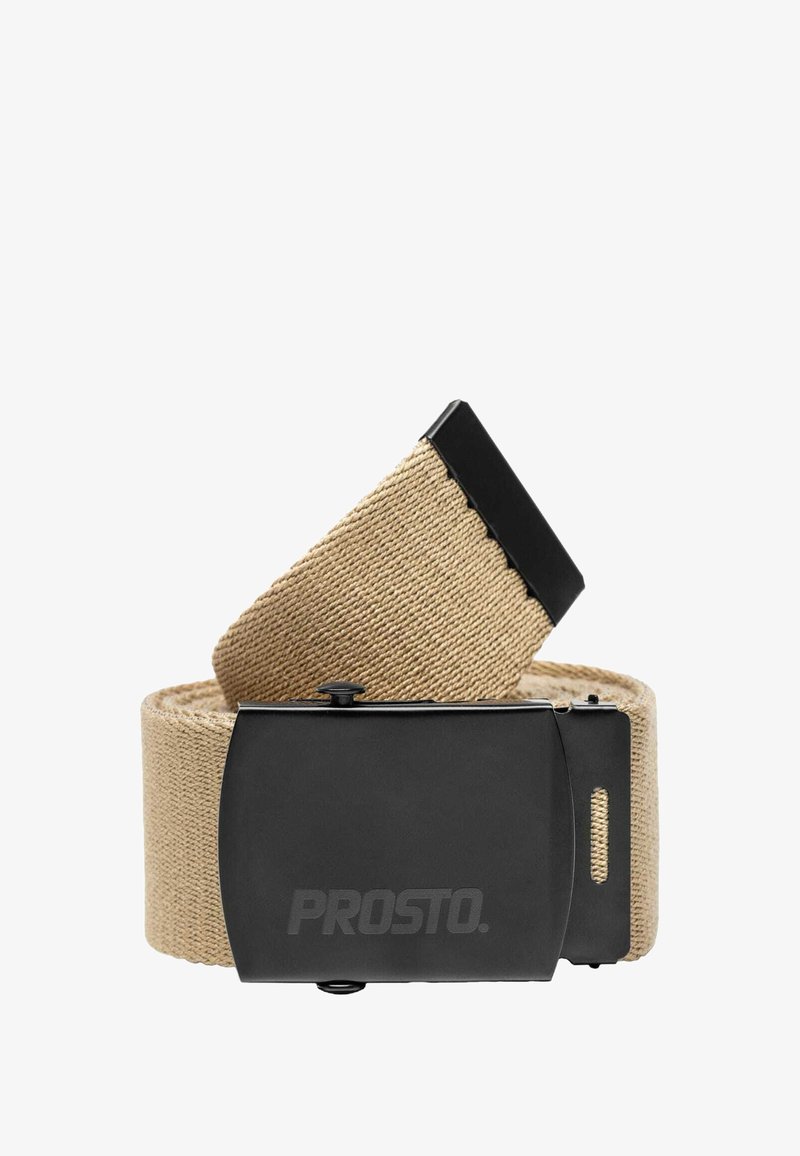 Pasek materiałowy w kolorze beżowym o teksturowanym splocie z czarną metalową klamrą z napisem "PROSTO." Regulowany za pomocą mechanizmu przesuwnego.