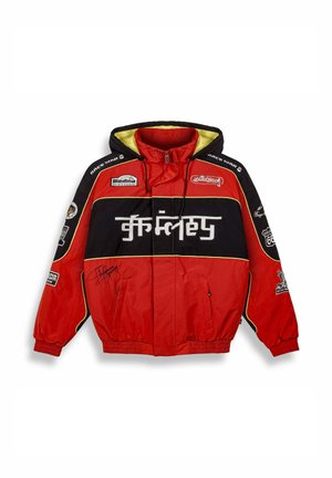 Giacca rossa e nera con cappuccio, caratterizzata da dettagli gialli, numerosi patch, zip visibili e un'autografo sul davanti.