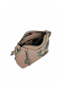 Bolso de mano de cuero rosa con patrones geométricos, herrajes plateados y cierre de cremallera. Cuenta con un bolsillo interior y un charm desmontable.