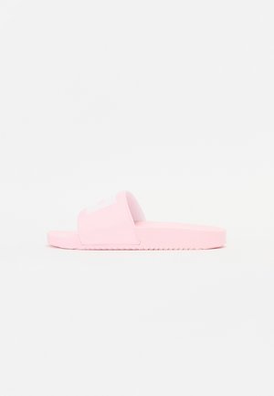 Różowa klapka wsuwana wykonana z gumy, z szerokim paskiem i teksturowaną podeszwą z poziomymi rowkami dla lepszej przyczepności. Brak widocznych logo lub wzorów.