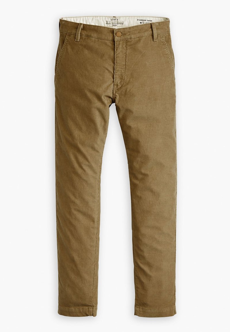 Pantalon chino en vert olive, fabriqué à partir d'un tissu en coton doux. Il présente une coupe droite, des poches avant et une fermeture à bouton à la taille.