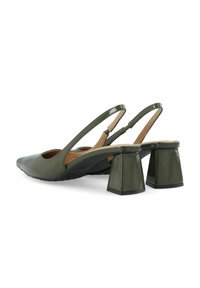 Vihreät patenttinanhoiset slingback-kengät, joissa on terävä kärki, avoimet sivut ja lohkosaappaat. Pohjassa on teksturoidut pito-ominaisuudet.