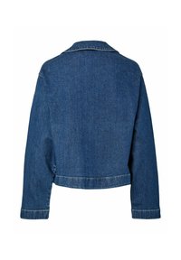 Denim jaka, vidēji zila, brīvi piegriezta forma, garas piedurknes, norādīts apkakle, redzamās šuves, īss apakšmalu, gluda tekstūra.