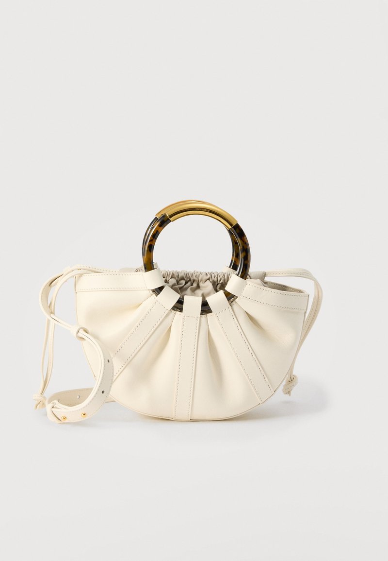 Τσάντα χειρός σε κρεμ απόχρωση με πλισέ δέρμα, στρογγυλά χερούλια από σχέδιο χελώνας και σε χρυσή απόχρωση, και ρυθμιζόμενο λουρί ώμου.