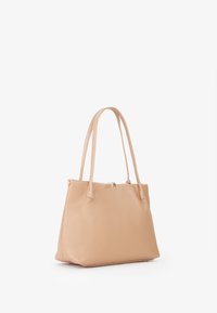 Borsa a tracolla in pelle beige con due manici, forma rettangolare, texture liscia e chiusura con zip nella parte superiore. Dettagli di design minimalista.