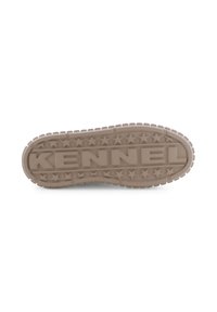 Rubberen schoenzool in beige, met een getextureerd sterpatroon en verhoogde letters met de tekst "KENNEL." Rondom afgeronde randen met een antislipontwerp.