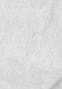 Witte kantstof met bloemenpatronen, delicate texturen en ingewikkelde ontwerpen met kleine gaatjes verspreid over de stof. Een soepele, zachte uitstraling.