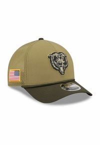 Olivgrüner Hut mit einem dunkelgrünen Schirm, der auf der Vorderseite ein Bärenlogo, Netzseiten und ein kleines amerikanisches Flaggenpatch aufweist.