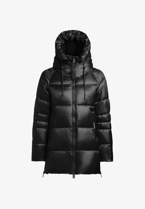 Sort dunjakke med hætte, lynlåslukning og sidelommer. Fremstillet af skinnende materiale med quiltet design og elastiske snoretræk.