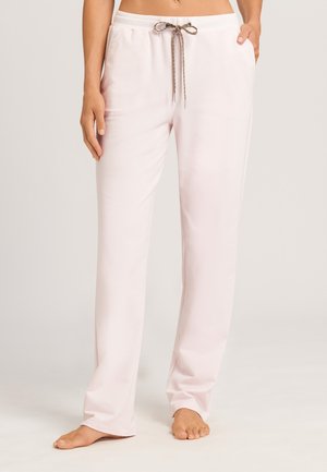 Pantalones de lounge en rosa claro, confeccionados en una tela suave, con una cintura elástica y un cordón decorativo con un acento marrón.