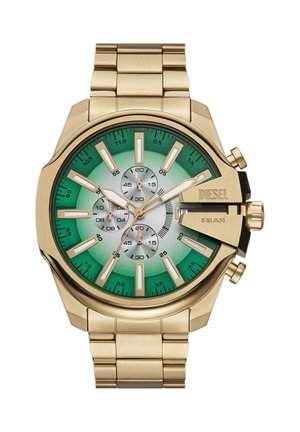 Reloj de pulsera de metal dorado con esfera degradada en verde, tres subesferas, agujas luminiscentes, ventana de fecha y marca Diesel en el lateral.