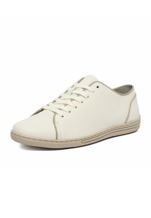 Scarpa da ginnastica casual off-white a taglio basso con allacciatura frontale, tomaia in tessuto testurizzato e suola beige mostrata leggermente di lato.