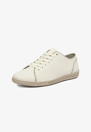 Lage off-white casual sneaker met veters aan de voorkant, bovenzijde van textiel met structuur en beige zool, schuin weergegeven.