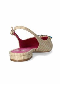 Sandalo intrecciato beige con interno rosa, suola piatta, retro aperto e cinturino regolabile. Presenta dettagli in gioiello sui lati.