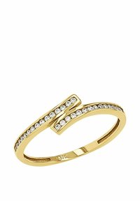 Anillo de oro con un diseño abierto único, adornado con pequeñas piedras transparentes dispuestas en línea recta, y un acento doblado en la parte superior.