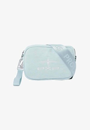 Sac bandoulière rectangulaire bleu clair en tissu texturé, logo étoile à l'avant, fermeture éclair et large bandoulière réglable.