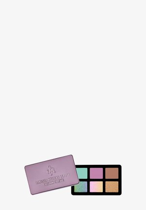 Palette Freedom de Danessa Myricks Beauty avec un étui métallique lavande, comprenant six fards à paupières carrés dans des tons pastel et métalliques.