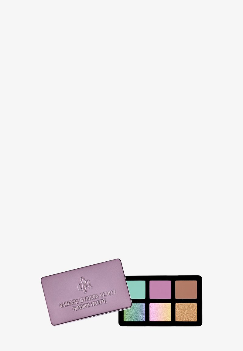 Die Danessa Myricks Beauty Freedom Palette kommt in einem metallischen lavendelfarbenen Etui und bietet sechs quadratische Lidschattenfarben in Pastell- und metallischen Tönen.
