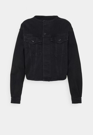 Zwarte spijkerjack met lange mouwen, knoopsluiting aan de voorkant, twee borstklepzakken en een ronde hals zonder kraag.