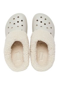 Off-white instapschoenen met ventilatiegaten en een dikke crème kleurige fleece voering voor extra warmte en comfort.