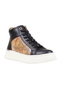 Sneaker alta con pelle nera, lato con motivo mappa marrone, lacci neri e una spessa suola di gomma bianca. Dettagli includono occhielli metallici.