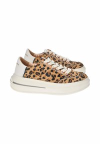 Luipaardprint sneakers met een bovenwerk van textuurstof, witte veters en een dikke witte rubberen zool. Kenmerkt een slank ontwerp en minimale details.