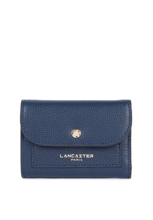 Portefeuille en cuir navy avec une texture granuleuse, doté d'une fermeture à pression dorée et du logo embossé "Lancaster Paris" à l'avant.