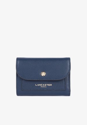 Portafoglio in pelle blu navy con una texture a granello, dotato di chiusura a scatto dorata e logo "Lancaster Paris" impresso sulla parte frontale.