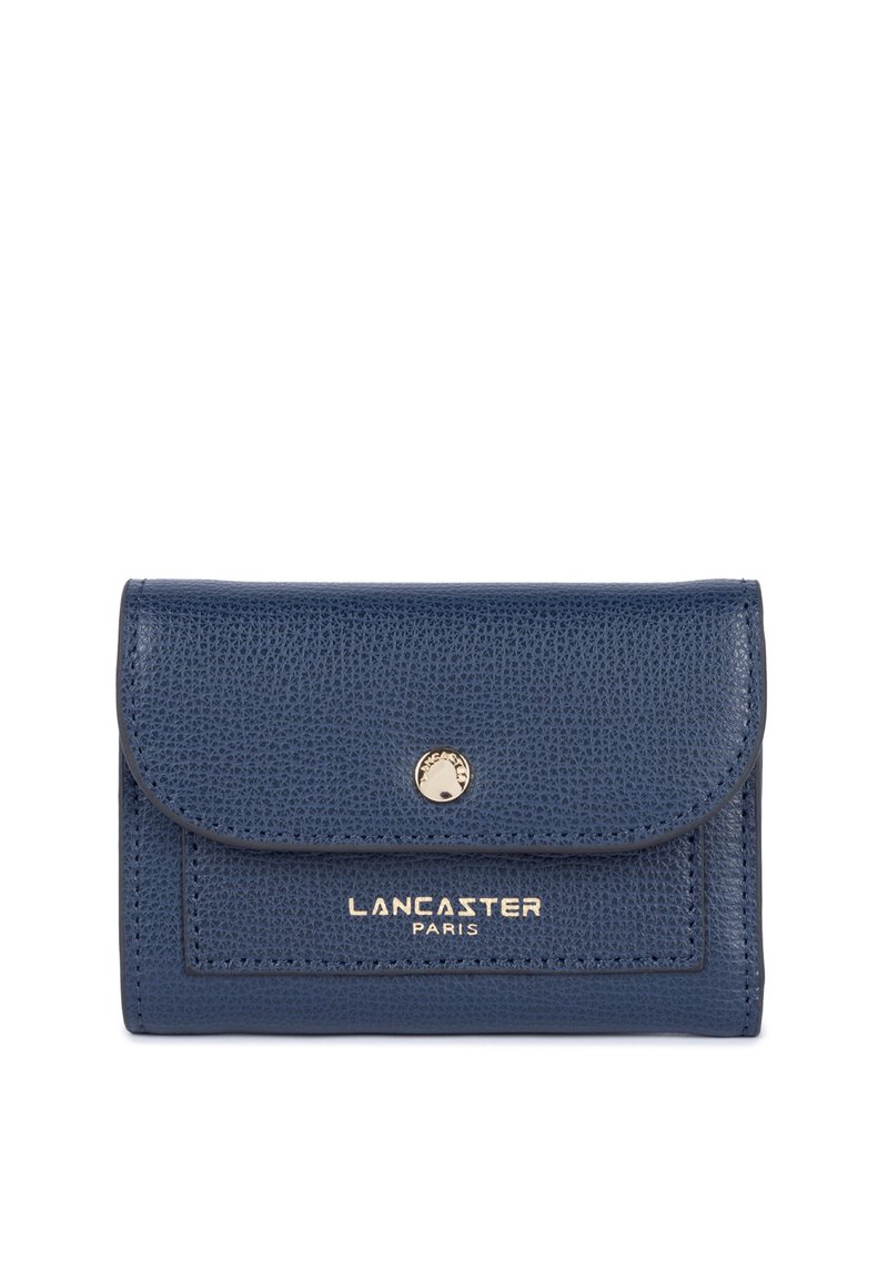 Portafoglio in pelle blu navy con una texture a granello, dotato di chiusura a scatto dorata e logo "Lancaster Paris" impresso sulla parte frontale.