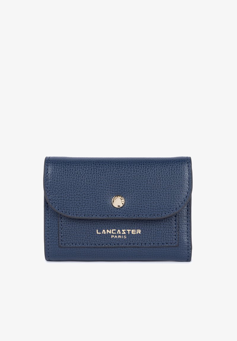 Portafoglio in pelle blu navy con una texture a granello, dotato di chiusura a scatto dorata e logo "Lancaster Paris" impresso sulla parte frontale.