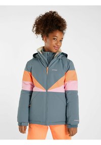 Veste d'hiver colorée en gris et orange avec capuche, dotée d'une fermeture éclair à l'avant, d'une doublure douce et de rayures angulaires distinctives.