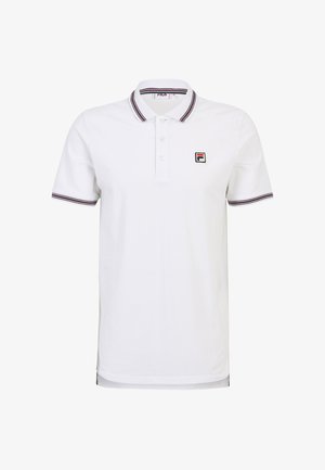 Camiseta polo blanca con cuello, tres botones y detalles en azul marino en el cuello y las mangas. Presenta un pequeño logo en el pecho.