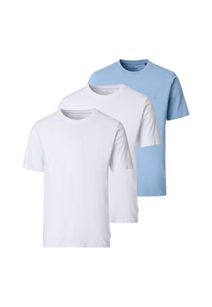 Tre t-shirt casual a maniche corte semplici in bianco e azzurro chiaro, disposte sovrapposte su uno sfondo bianco.