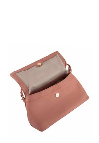 Roze lederen tas met een ronde klep, gouden drukknoopsluiting en lichtbeige voering. Het interieur toont subtiele branding en heeft een zachte textuur.