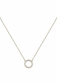 Collana in tono dorato con catena, caratterizzata da un pendente circolare decorato con gemme trasparenti, creando un contrasto testurizzato con il metallo liscio.