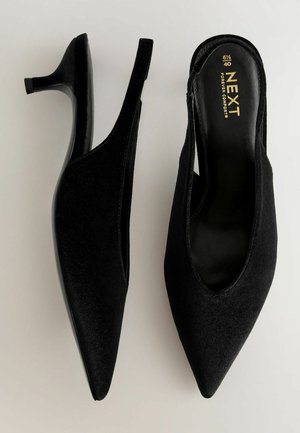 Čierne lodičky na vysokých opätkoch so zadným remienkom, vyrobené z jemnej látky, s špicatými špičkami. Majú elegantný, minimalistický dizajn a malý robustný opätok.